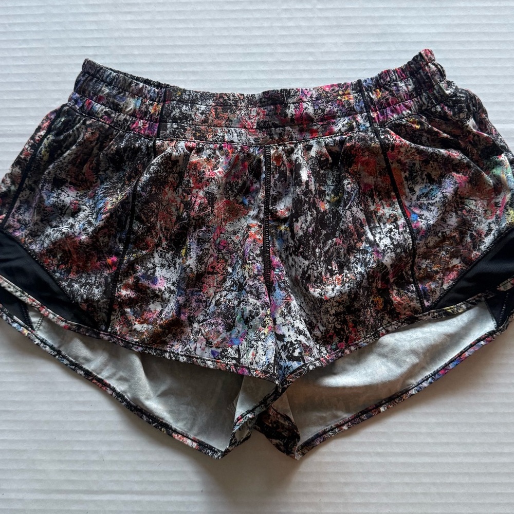 Lululemon HOTTY HOT 2.5” LR Shorts Size 8 Multicolored